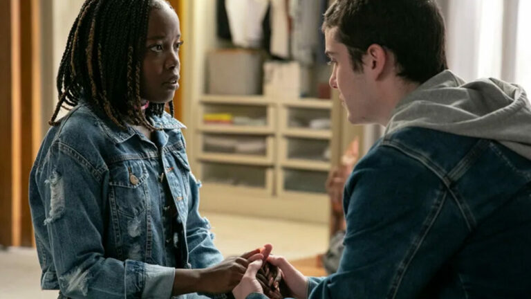 Kate (Clara Moneke) e Rafa (Caio Manhente) na novela Vai na Fé (Foto: Reprodução)